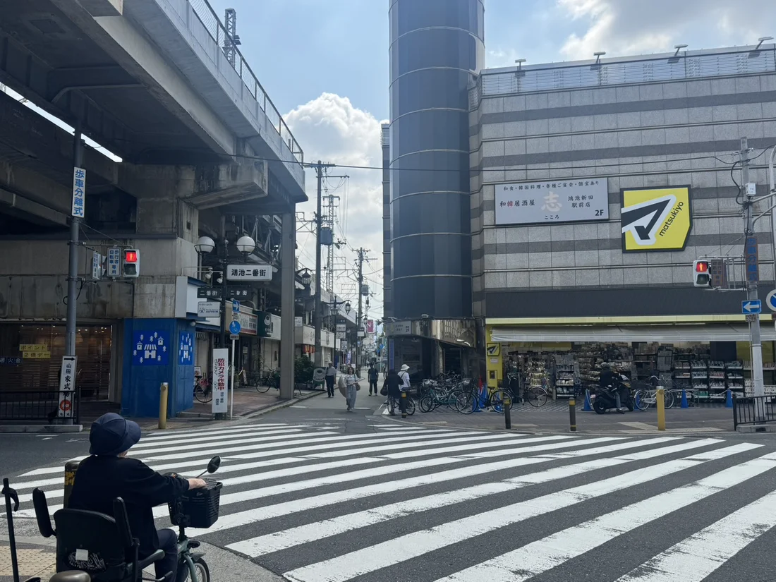 JR鴻池新田駅南出口を出て左方向へ進み横断歩道を渡る