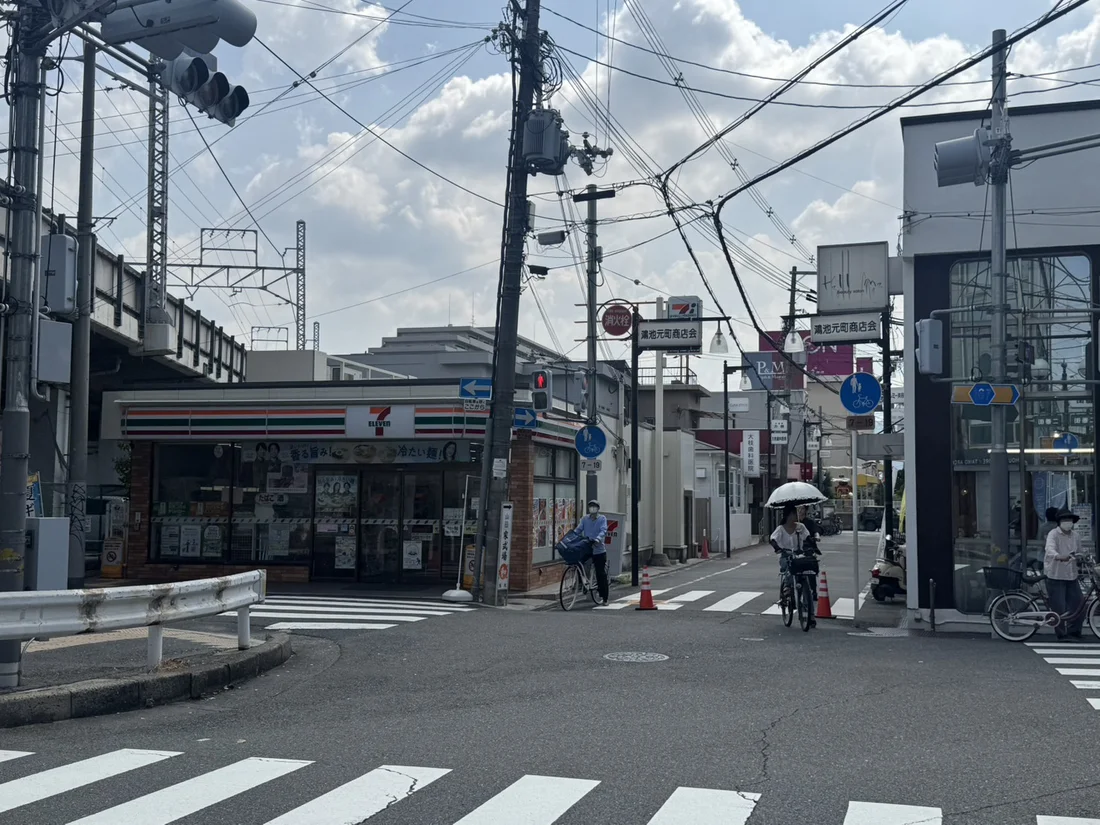横断歩道を渡ってまっすぐ進む
